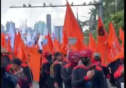 Massa aksi yang tergabung dalam Koalisi Serikat Pekerja dan Partai Buruh (KSP-PB) memutuskan hanya fokus di depan Gedung DPR/MPR, Jakarta, pada Kamis (28/8). (X@radioElshinta)